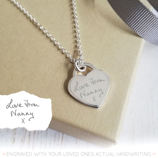 Collar de plata de ley con forma de corazón escrito a mano