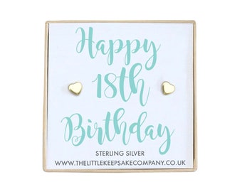 Pode incluir: Uma pequena caixa de presente com fundo branco e texto turquesa que diz "Happy 18th Birthday". A caixa contém um par de brincos de prata esterlina em forma de coração.