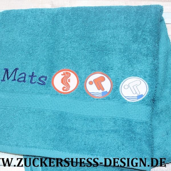 Handtuch mit Bestickung und Schwimmabzeichen