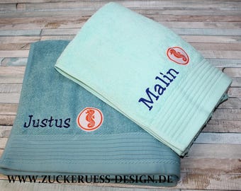Personalisiertes   Badetuch mit aufgestickten Namen und Schwimmabzeichen
