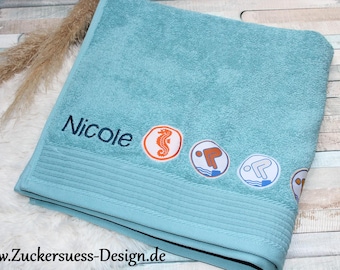 Personalisiertes Badetuch mit Namensbestickung und Schwimmabzeichen