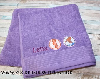 Personalisiertes Badetuch mit Namensbestickung  und  aufgenähten Schwimmabzeichen