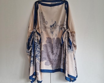 Champagne en frans blauw, marineblauwe rand, kaftan en jurk, dag- en avondkleding, strandkleed, vrije maat