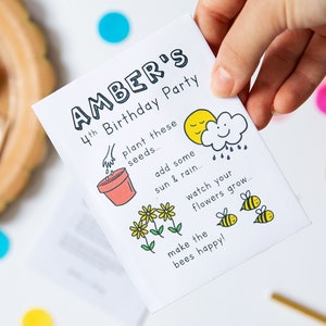 Pode incluir: Um cartão branco com uma ilustração colorida de um pacote de sementes de flores. O cartão diz "Amber's 4th Birthday Party" e inclui instruções para plantar as sementes, adicionar sol e chuva, e observar as flores crescerem. O cartão também diz "make the bees happy!"