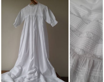 Robe de bébé ancienne, longue robe édouardienne en coton blanc, nervures en dentelle brodée, robe de baptême cousue à la main, article de collection pour poupée en peluche