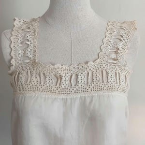 Canotta antica, corpetto in seta color crema, rifiniture all'uncinetto, lingerie edoardiana fatta a mano, collezionista di biancheria intima femminile