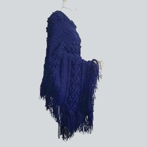 ヴィンテージニットポンチョ、1970年代アラン模様ネイビーブルーボヘミアンショール（フリンジ付き）、フェスティバルウェア、快適なラップ、フリーサイズ、ジェンダーニュートラル