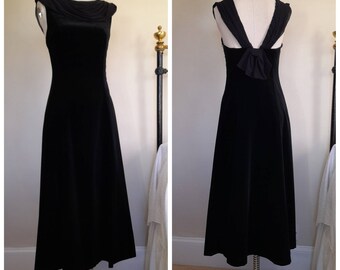 Black Velvet Dress Laura Ashley, Timeless Vintage Fashion, Fit and Flare Sleeveless Dress, Special Occasion Evening Dresses, S