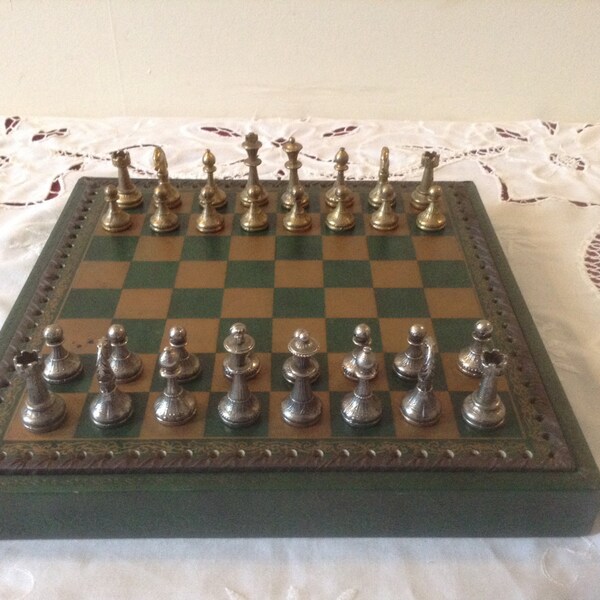 Quality Vintage Chess Set, Ornate Antique Theme, Beautiful Intricate Metal Pieces on a Leather Effect Playing Board. Wonderful Item!