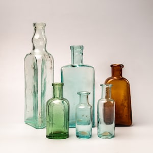 Vintage gekleurde glazen apothekersflessen: miniatuur apotheekpotjes