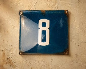 Letrero de metal oxidado con el número 8 de esmalte azul vintage para casa.