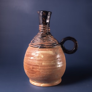 Vintage terracotta aardewerk kanvaas: moderne keramische kan uit het midden van de eeuw
