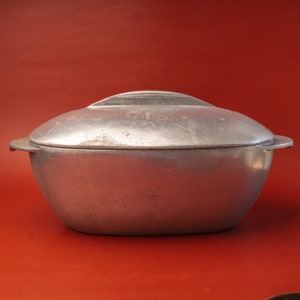 Cast iron oval casserole dish Vintage cooking pot with lid Staub cocotte baking dish Rustic kitchen decor oven dish