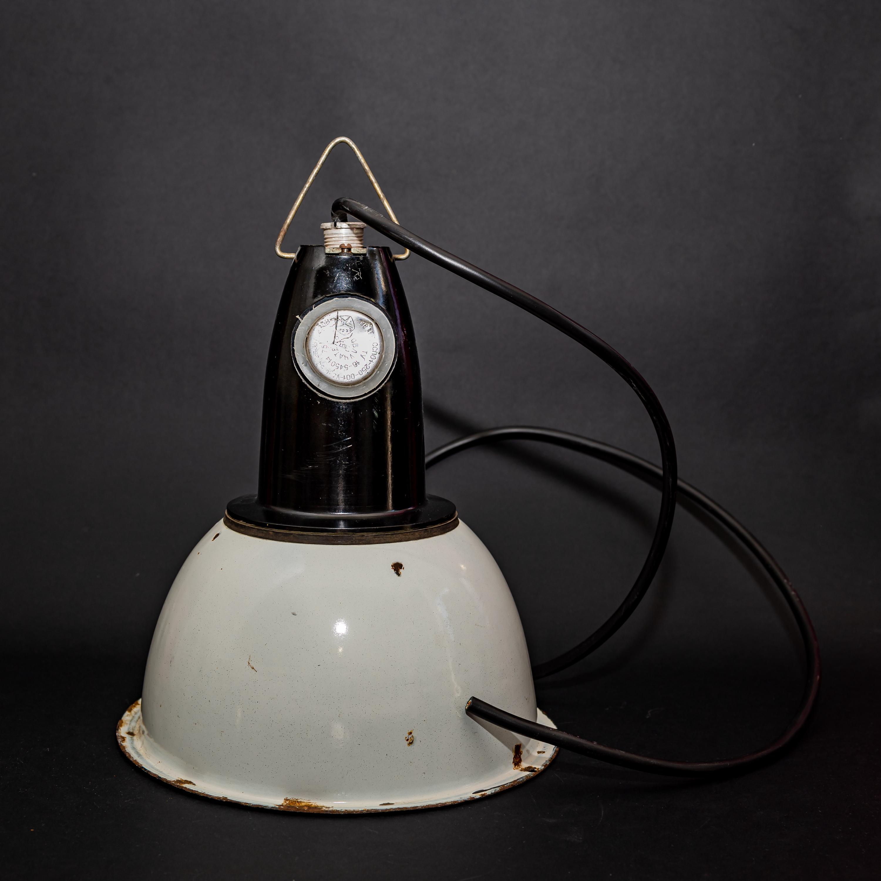 ヴィンテージソ連エナメルペンダントライト：インダストリアルバー天井