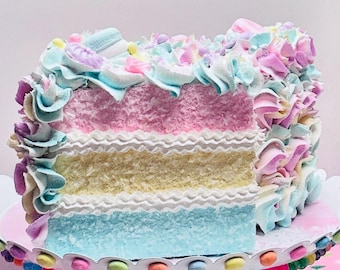 Rebanada grande de pastel falso de 5 pulgadas, 3 capas, rosa, aguamarina, amarillo, glaseado falso.