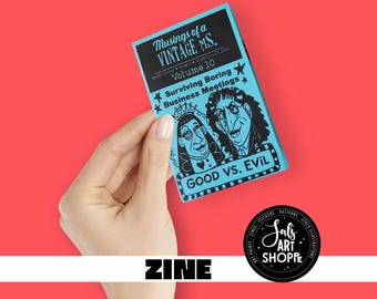Könnte beinhalten: Ein rechteckiges Zine mit dem Titel Musings of a Vintage MS. Volume 10, das den Text Surviving Boring Business Meetings und Good vs. Evil enthält. Das Cover ist hellblau mit schwarzen Tuschezeichnungen zweier Figuren und Sternakzenten.