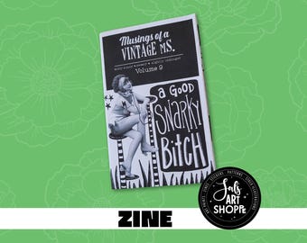 Könnte beinhalten: Ein schwarz-weißes Zine mit dem Titel Musings of a Vintage Ms. Volume 9, das eine grafische Illustration einer Person auf einem Hocker und den Text a Good SNARKY BITCH zeigt. Das Cover hat ein kontrastreiches Design mit fetter Typografie.