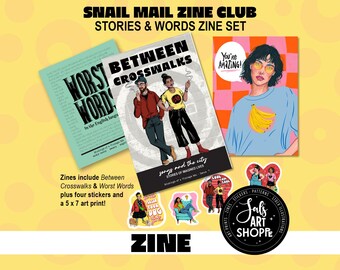 Könnte beinhalten: Das Snail Mail Zine Club Stories & Words Zine Set enthält zwei Zines mit den Titeln Between Crosswalks und Worst Words, einen Kunstdruck mit dem Text You're Amazing sowie vier Aufkleber. Das Set zeigt farbenfrohe Illustrationen.