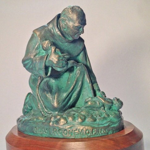LIVRAISON GRATUITE. Pr. Silas, moine franciscain en Chine sculpture en bronze; oeuvre de Ray Sokolowski.