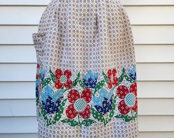 1960-tals "Flora" vitt, rött och blått blommigt halvförkläde