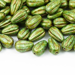 Cuentas de cristal checo con forma de gota de melón, 13 × 8 mm, acabado mármol verde tiza con detalles dorados para la fabricación de joyas.