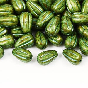 Cuentas de cristal checo con forma de gota de melón, 13 × 8 mm, acabado mármol verde tiza con verde para la fabricación de joyas.