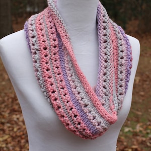 Einzigartige Infinity Schal Hand stricken in weichen Schattierungen von rosa, lila und grau