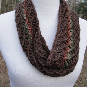 Klassisk Infinity-halsduk handstickad i brunt med inslag av solbränna, rost och grönt