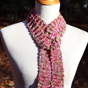 Pretty Little Summertime Strawberry Scarf feito à mão em tons de rosa e limão
