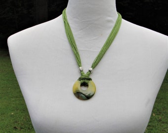Collier de fils vert olive fait à la main orné d’un pendentif vert Botswana Agate et deux perles aux tons argentés