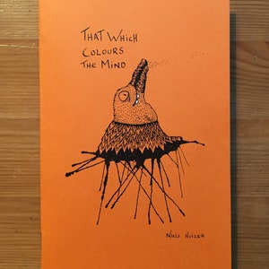 Op de afbeelding: Oranje omslag van een boek getiteld "That Which Colours The Mind" met een zwart-witte illustratie van een wezen met een lange nek en een puntige kop. De tekst "Niels Huizer" staat onderaan de omslag gedrukt.