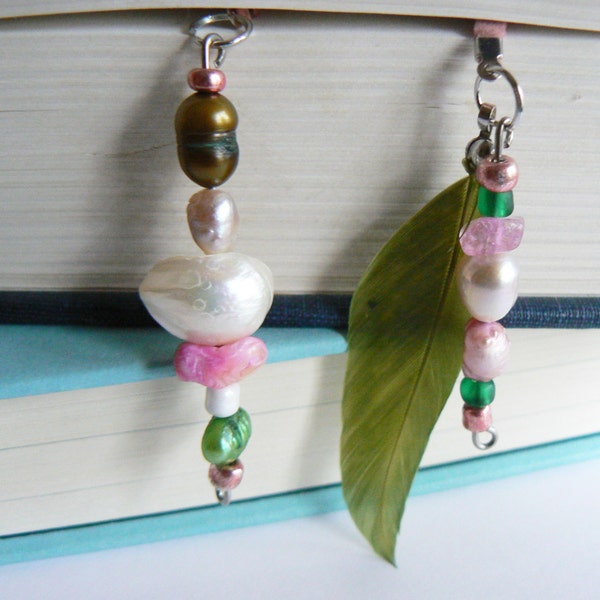 Rose & vert perlé signet - Shell et verre perles à pampille de plumes vertes. À la main.
