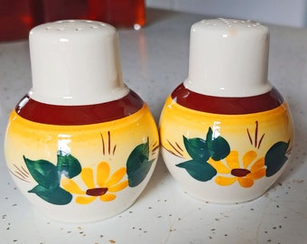 Vintage (1950's) Metlox Vernon Ware - Hand-Painted BROWN-EYED SUSAN Pattern Salt & Pepper Shakers