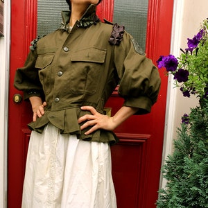 Angepasste österreichische Militärjacke, dreiviertel Puffärmel, Stehkragen