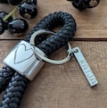 Schlüsselanhänger aus Segeltau Maritim mit personalisiertem Anhänger, Schlüssel mit Herz, Hausschlüssel, Autoschlüssel product logo