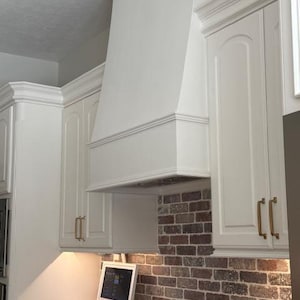 Könnte beinhalten: Ein Set aus drei Keramikbechern mit gesprenkelter, matter Oberfläche. Die Becher sind in den Farbtönen Creme, Hellgrau und Dunkelgrau gehalten. Jeder Becher hat ein schlichtes, minimalistisches Design und einen abgerundeten Henkel.