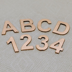 Letras de cobre com 1,25" de altura (5-400), 36 onças, calibre 18, 0,0485" de espessura, rebarbadas, bordas limpas e com acabamento manual