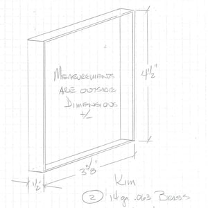 Könnte beinhalten: Handgezeichnete Skizze eines rechteckigen Rahmens mit den Maßen 11,4 cm hoch, 8,6 cm breit und 1,3 cm tief. Der Text gibt an, dass der Rahmen aus 14 ga .063 Messing besteht und den Hinweis "No Holes" enthält.