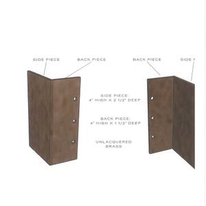 Puede incluir: Dos escuadras de esquina de latón sin lacar. La pieza lateral mide 10,16 cm de alto x 6,35 cm de profundidad, y la pieza trasera mide 10,16 cm de alto x 3,81 cm de profundidad. Cada escuadra tiene tres agujeros de montaje.