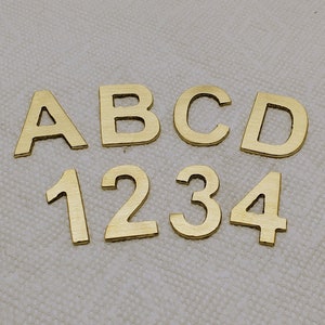 Letras de latão com 1,25" de altura (5-400), calibre 16, 0,050" de espessura, rebarbadas, bordas limpas e com acabamento manual