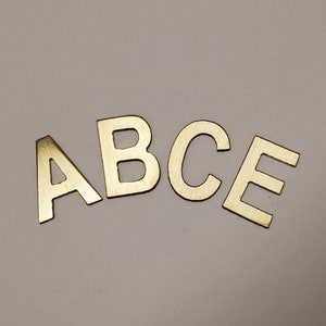 Letras de latão de 1,5", 2", 2,5" ou 3" de altura ou números (3-25), calibre 16, 0,050" de espessura, rebarbados, bordas limpas e com acabamento manual