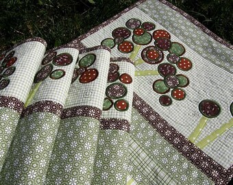 tablerunner,kitchen linens, tablecloths,placemats, patchwork,flower tablerunner,appliqué tablerunner,quilts,quilt,decorative homewares,