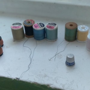 Vintage-Faden verschiedene Farben 15 Spulen + Fingerhut-Mäntel CLARK TALON Belding Heminway