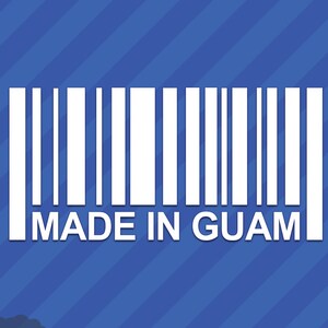 Pode incluir: Etiqueta de código de barras branca com o texto "MADE IN GUAM" em um fundo azul.