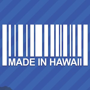 Peut inclure: Autocollant de code-barres blanc avec le texte "MADE IN HAWAII" sur un fond bleu.