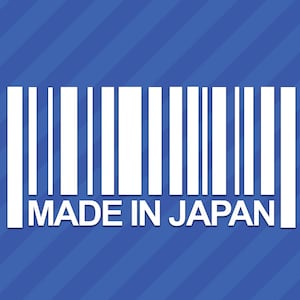 Peut inclure: Code-barres blanc avec le texte "MADE IN JAPAN" en dessous. Le code-barres et le texte sont sur un fond bleu avec des rayures blanches diagonales.