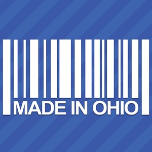 Könnte beinhalten: Weißer Barcode mit dem Text "MADE IN OHIO" darunter auf blauem Hintergrund mit diagonalen weißen Streifen.