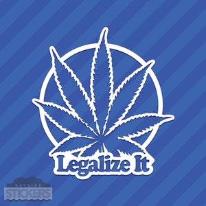 Puede incluir: Pegatina de vinilo blanco con un diseño de hoja de marihuana dentro de un círculo y el texto "Legalize It" debajo. La pegatina está sobre un fondo a rayas azul y blanco.