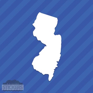 Può includere: Un contorno bianco dello stato del New Jersey su uno sfondo blu con strisce diagonali.