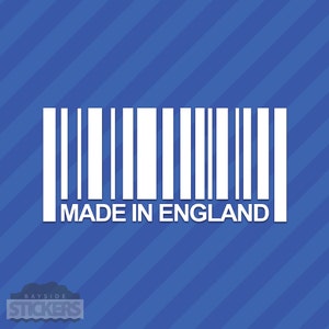 Peut inclure: Autocollant de code-barres blanc avec le texte "MADE IN ENGLAND" sur un fond bleu à rayures diagonales. L'autocollant a un design épuré et minimaliste.